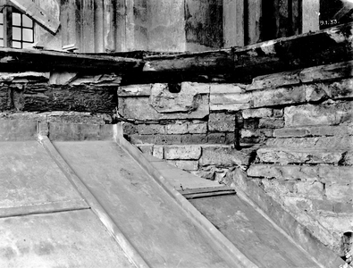 86660 Afbeelding van de aanlsuiting van een kap in een gevel van de Domkerk te Utrecht, tijdens de restauratie van de kerk.